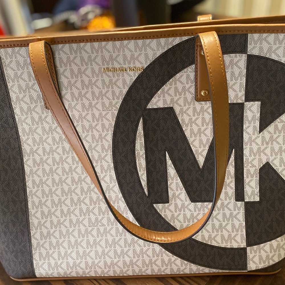 Michael Kors Brown & Cream Handbag Tote
Very Good Condition - Hardly Carried